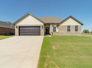 952 Petit Jean St, Prairie Grove, AR 72753