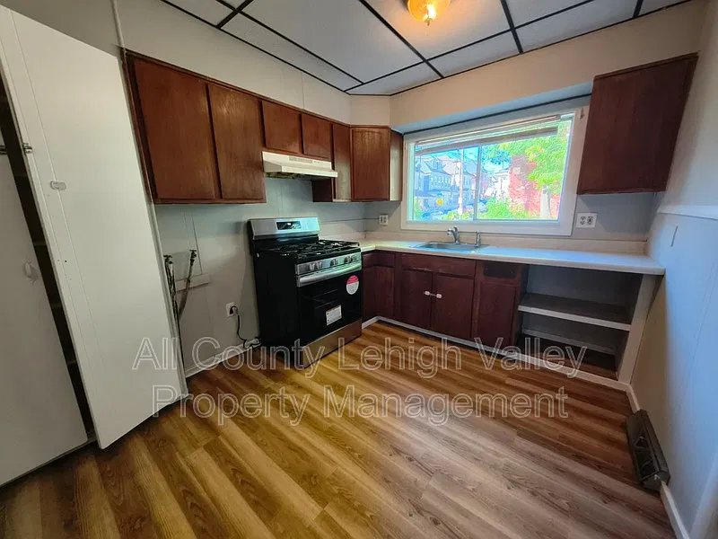 3 bed, 1.0 bath, 1300 sqft, $1,845 — Photo 2