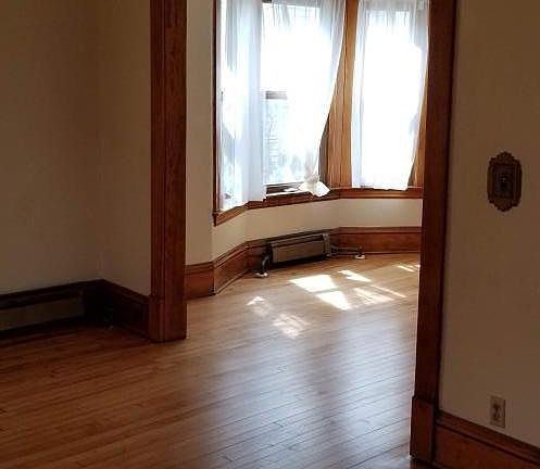 5th image of 2955 Newton Ave N