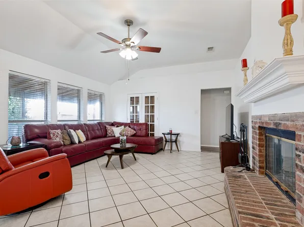 3155 Ponds Edge Trl, Grand Prairie, TX 75052