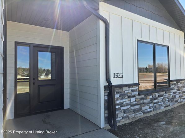 1925 Prairie Creek Rd, Dickinson, ND 58601