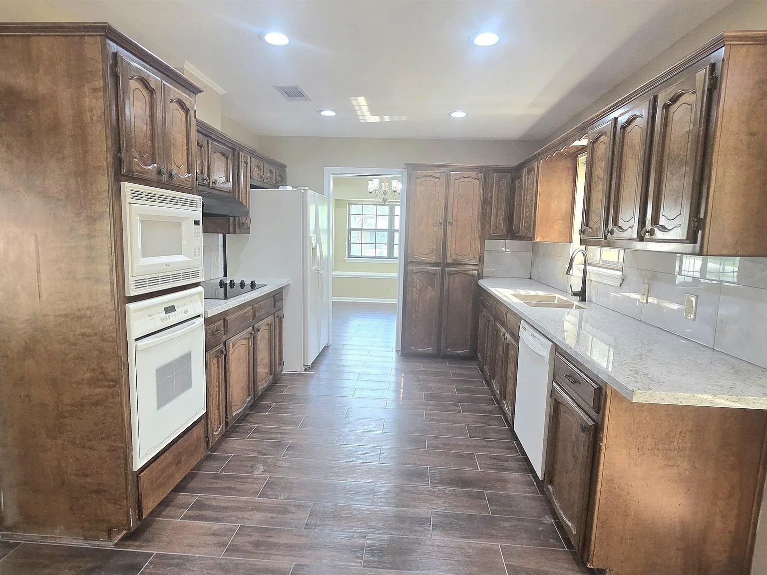 4 bed, 2345 sqft, $2,200 — Photo 2