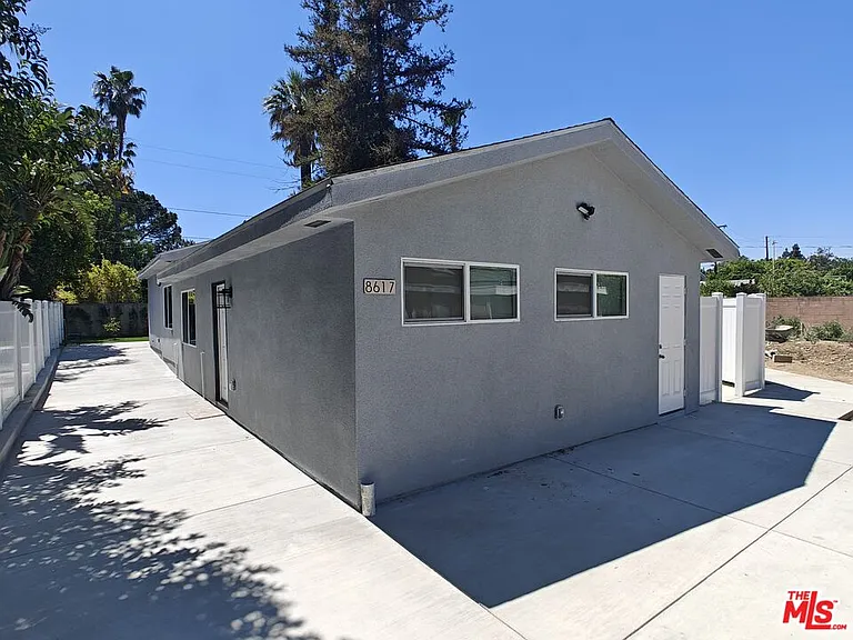 8617 Hatillo Ave — Photo 18