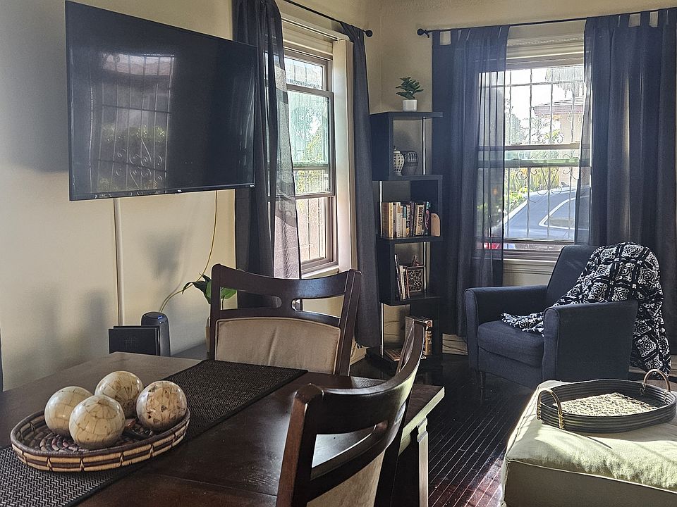 Nice quiet Living & dining room area. Quiet view of street. 55" wall mounted TV, with wifi, firestick, fireplace, peaceful, relaxing and plenty of seating space.