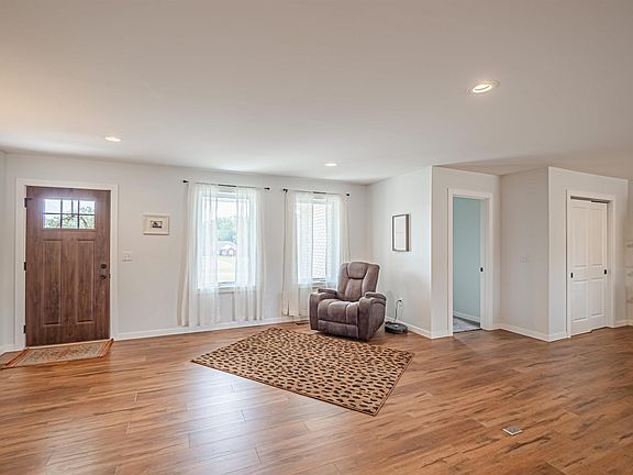 3rd image of 1613 Birchwood Dr