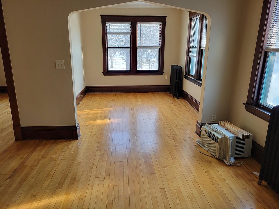 1st image of 1127 Chatsworth St N #2