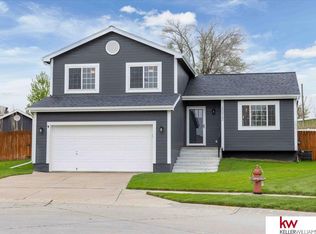 20922 Maple Cir, Gretna, NE 68028
