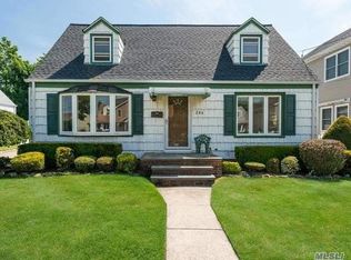 206 Royal Ave, Mineola, NY 11501