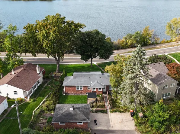 1736 E Shore Dr, Maplewood, MN 55109