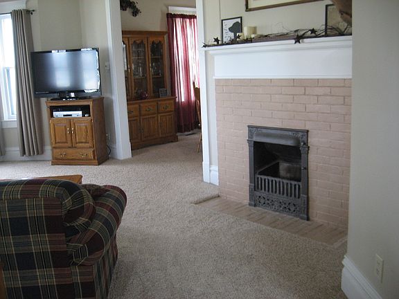 3rd image of 121 Phelps St E