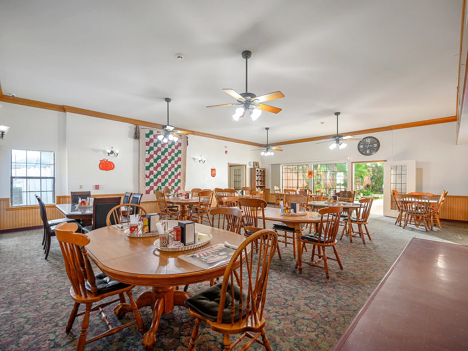 Colonial Lodge Apartments — Photo 1