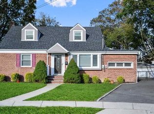 9 Jean Ct, Malverne, NY 11565