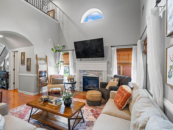 3rd image of 385 Garden Springs Dr