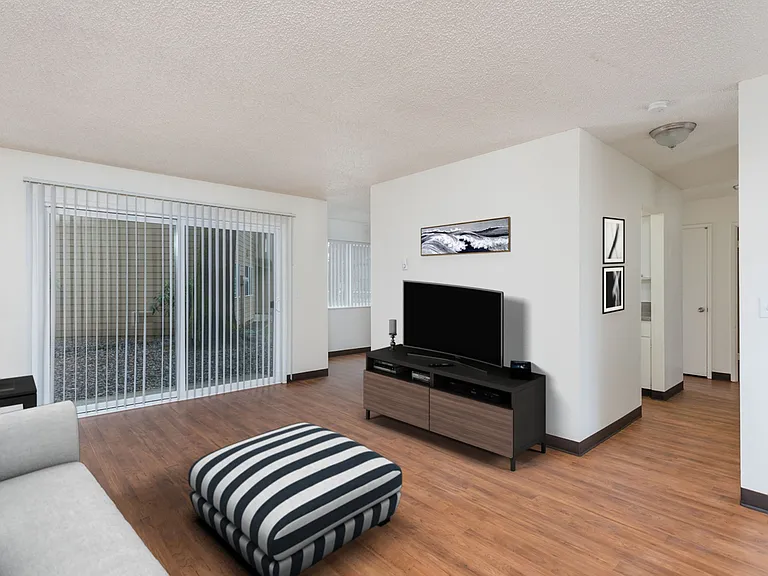Tulip Crest Apartments — Photo 8