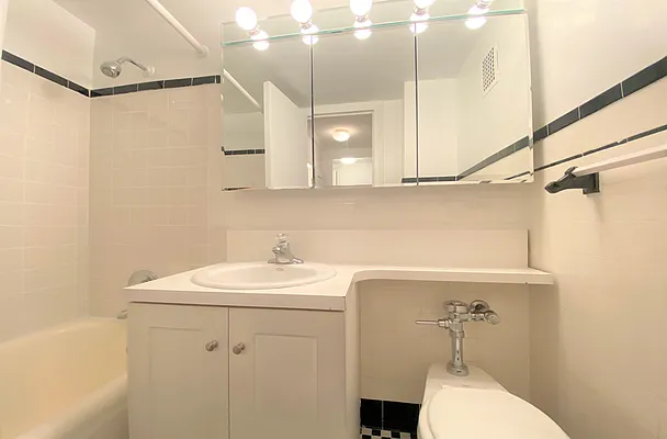 Rented by Manhattan Realty Group | media 13