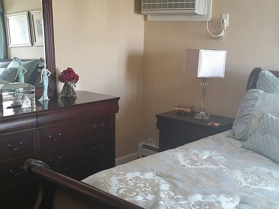 Queen Size Bedroom with Walk-in Closet