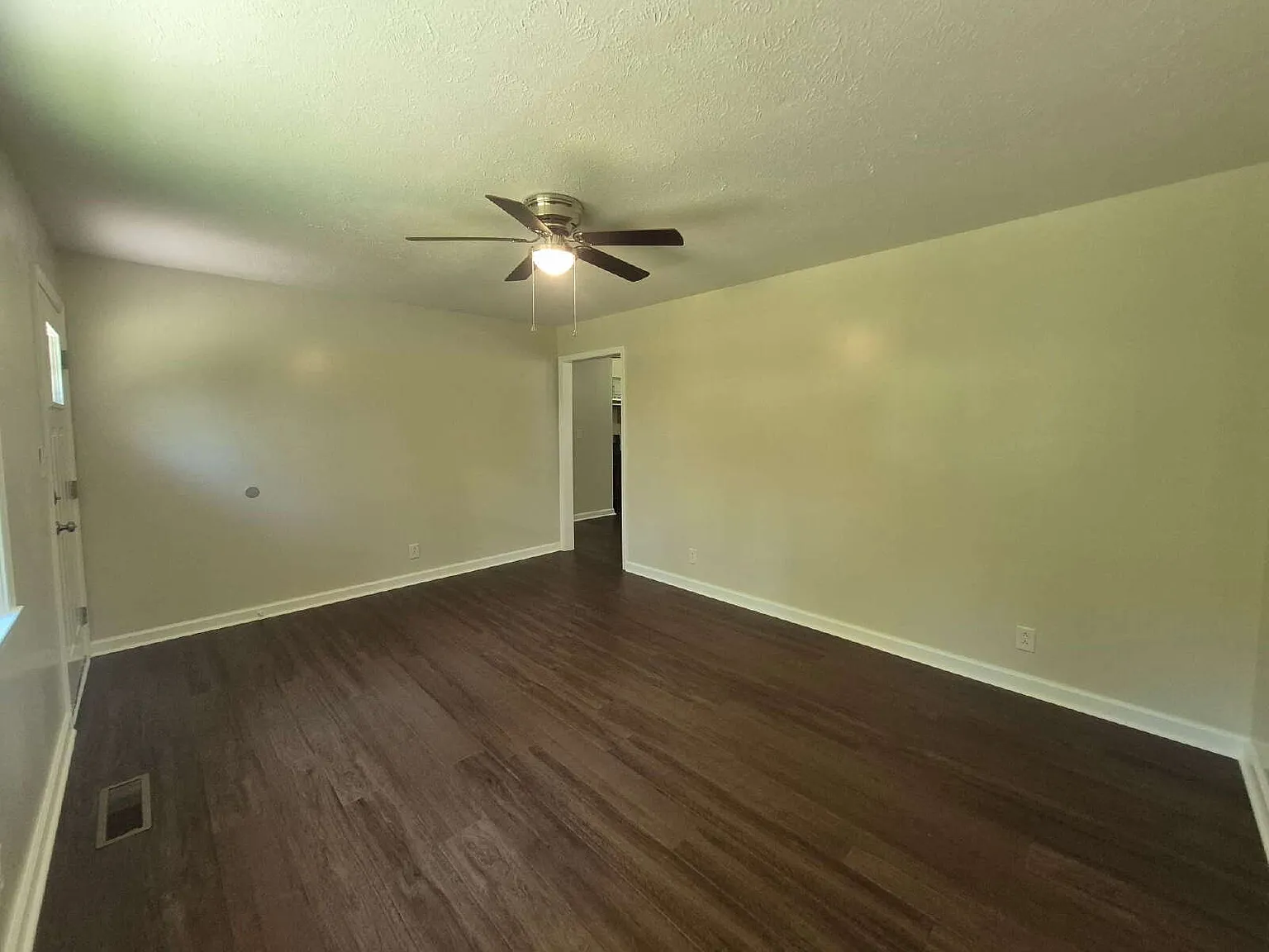 3 bed, 1.0 bath, 1050 sqft, $1,695 — Photo 4