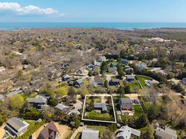 22 Firehouse Ln, Oak Bluffs, MA 02557
