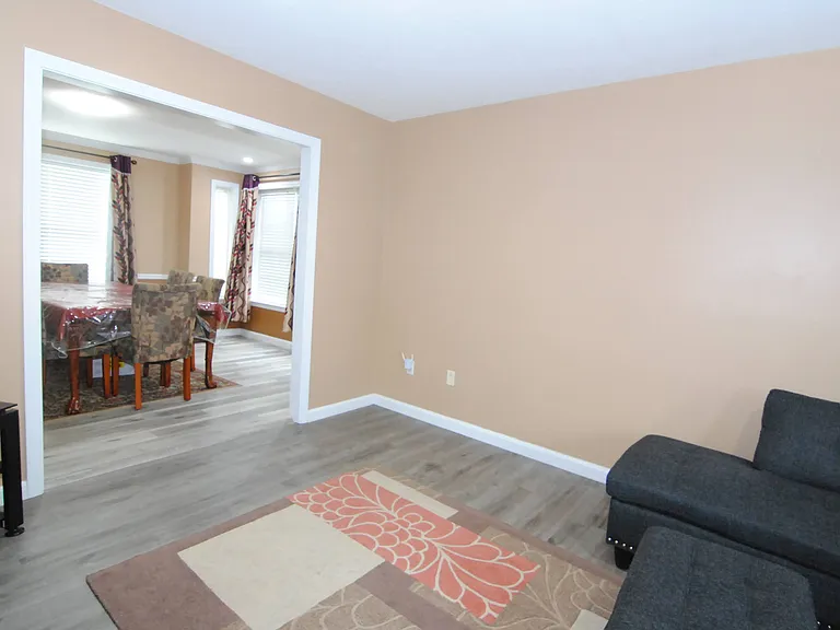27 Hollyhock Ave — Photo 7