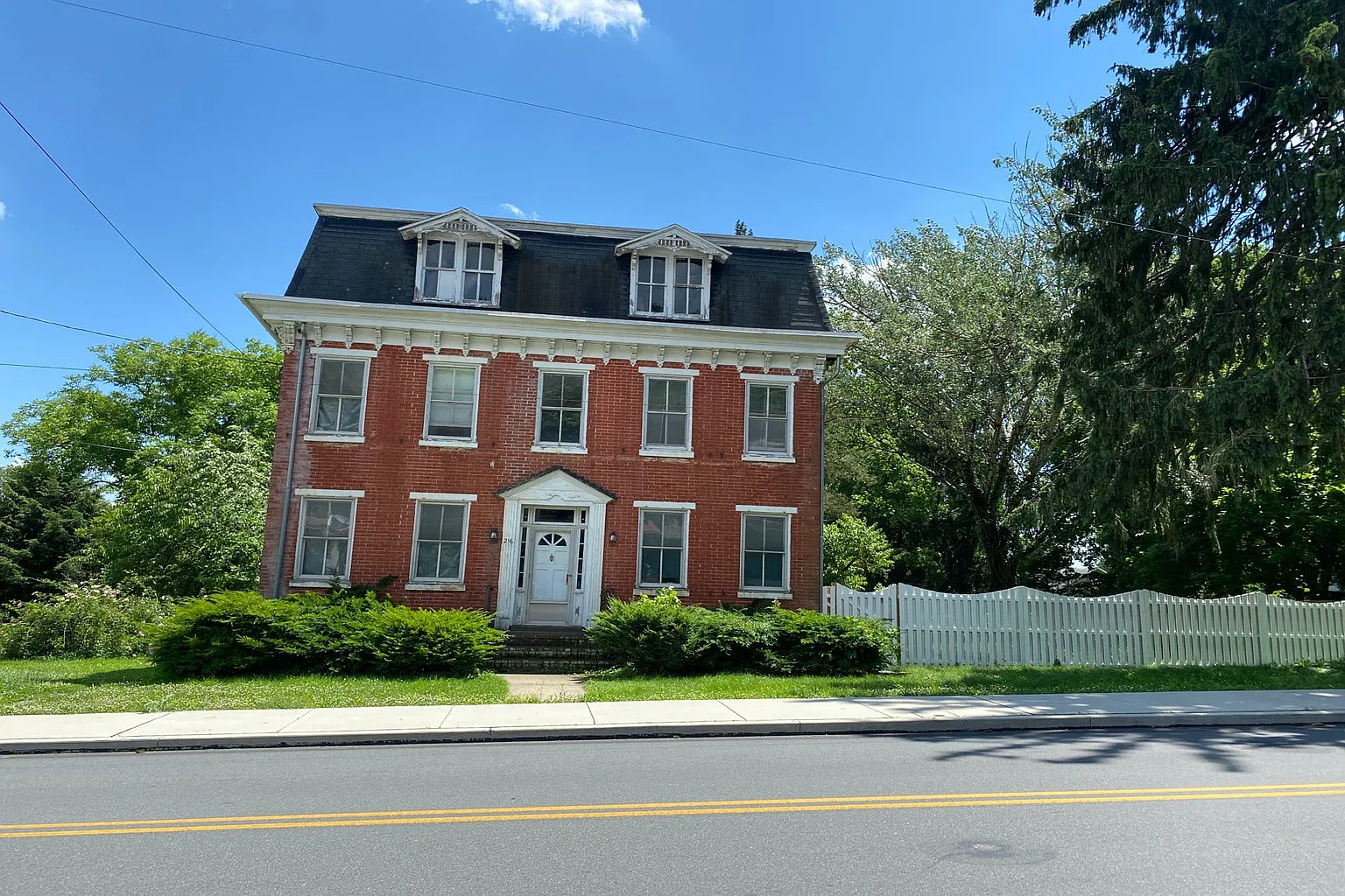216 Main St photo 1