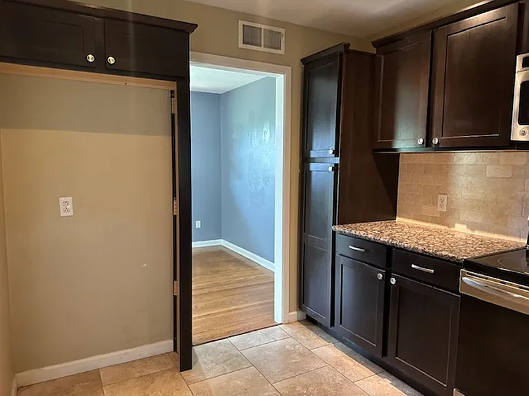 817 E Carroll Ln — Photo 5