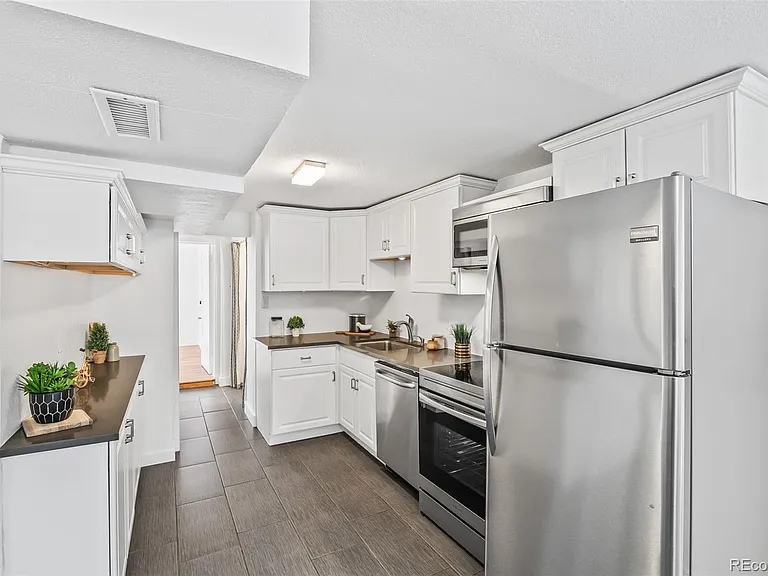 2290 Jasmine St — Photo 31