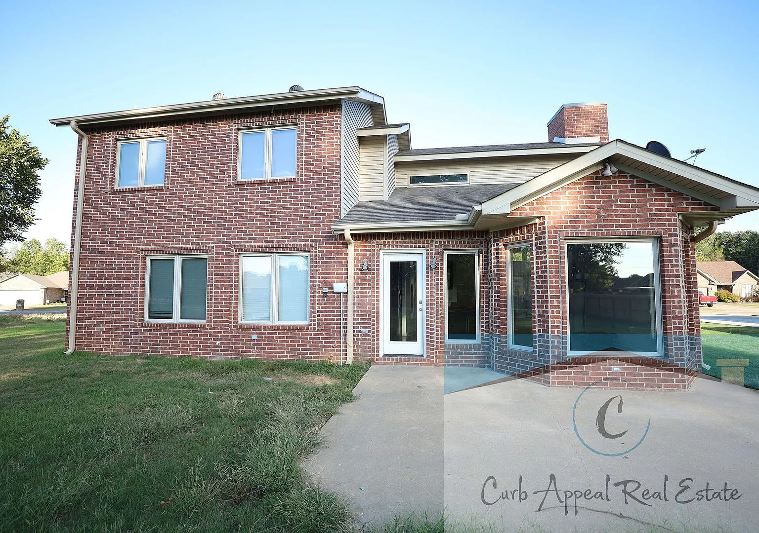 Beautiful 3 Bedroom Home with 2-Car Garage, Fireplace & Storm Shelter Jonesboro! — Photo 2