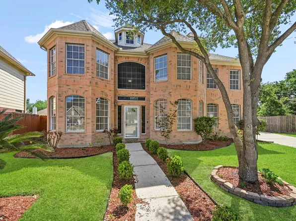 215 Crabapple Dr, Baytown, TX 77520