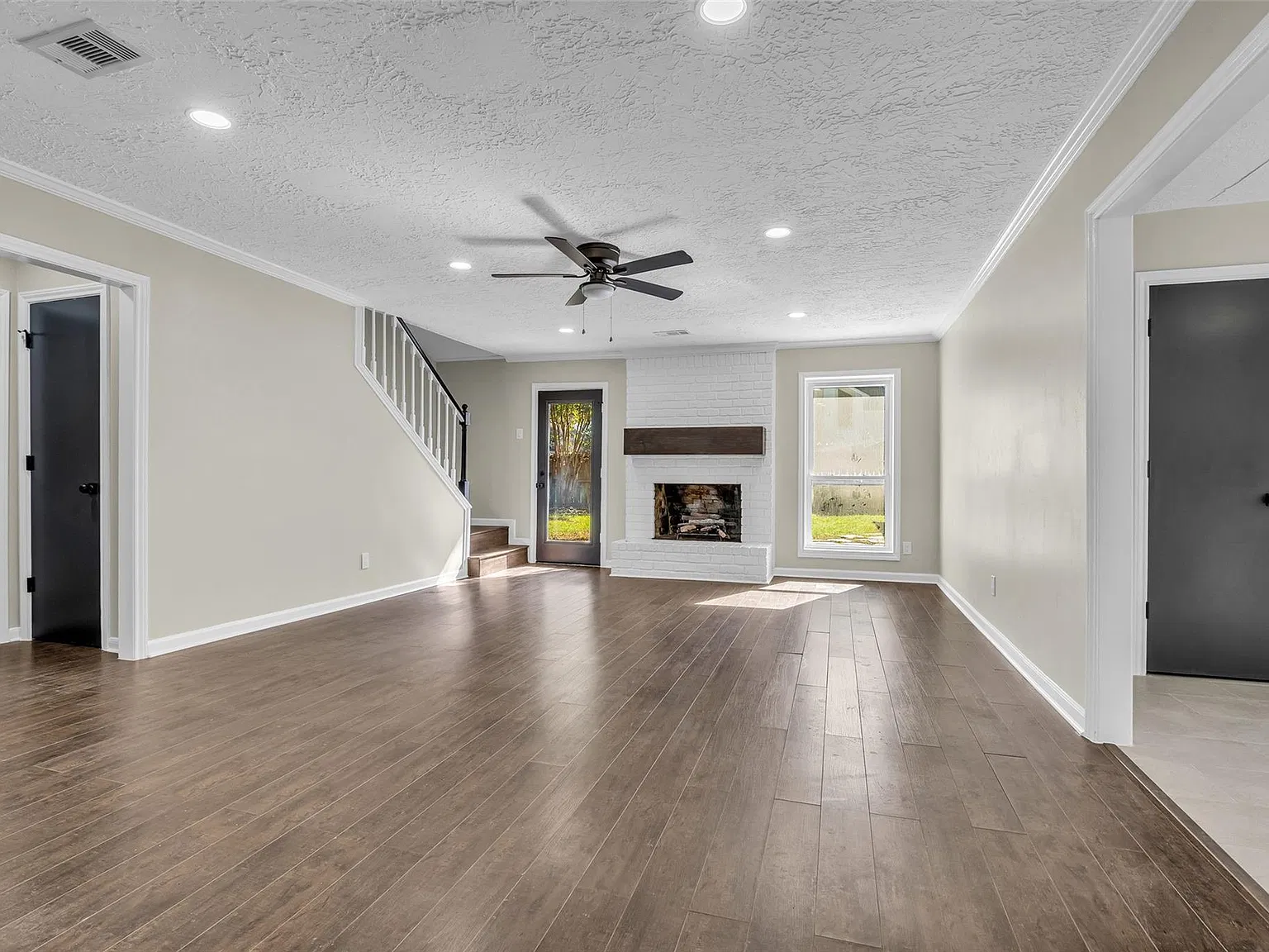 4 bed, 2.5 bath, 2370 sqft, $2,695 — Photo 3
