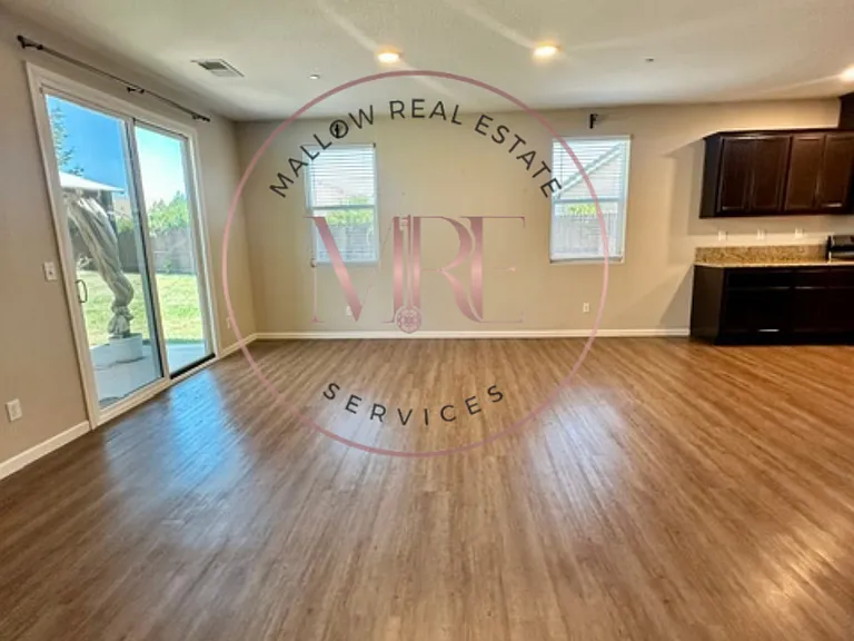 2465 Aberdeen Ct — Photo 3