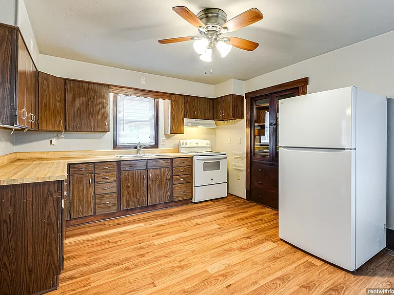 211 Oak St — Photo 11