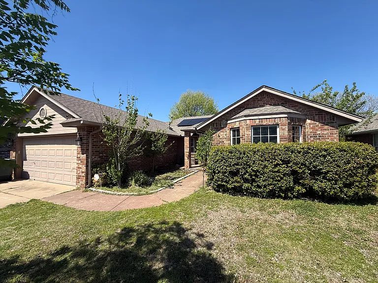1801 Brittany Ln — Photo 2