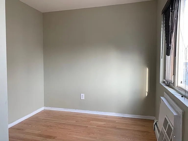 1027 Halsey St #3 — Photo 6