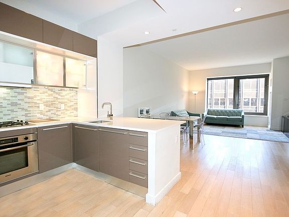 2nd image of 75 Wall St APT 27R