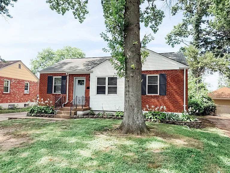 9023 Southview Ln — Photo 2