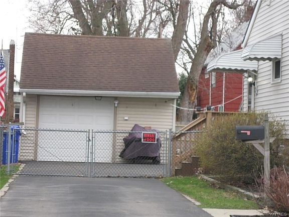 2nd image of 33 Woodbine Ave