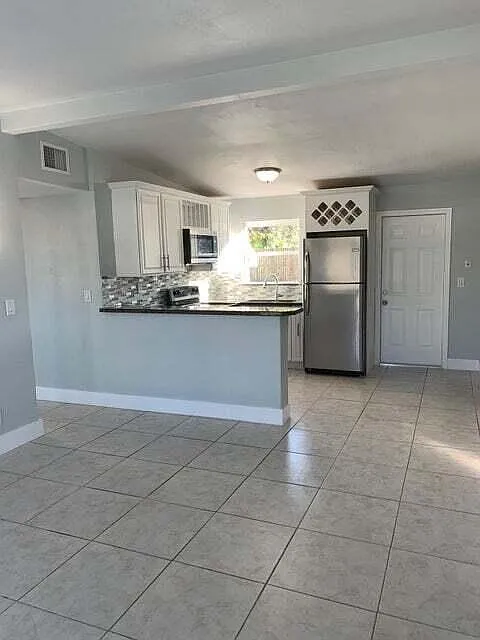 2 bed, 1.0 bath, 744 sqft, $2,550 — Photo 3