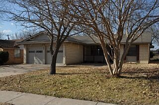 3rd image of 804 Phillips Dr
