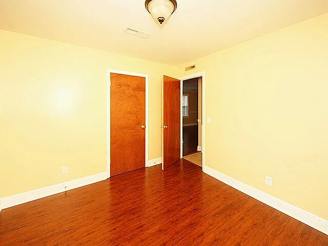 995 King St — Photo 2