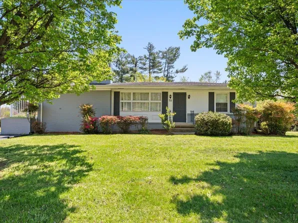 711 Leftwich St, Gretna, VA 24557