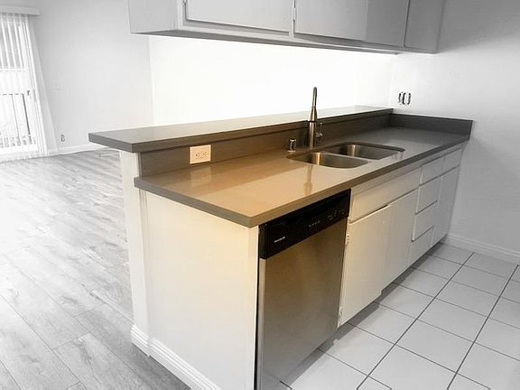 4th image of 144 S Doheny Dr APT 104