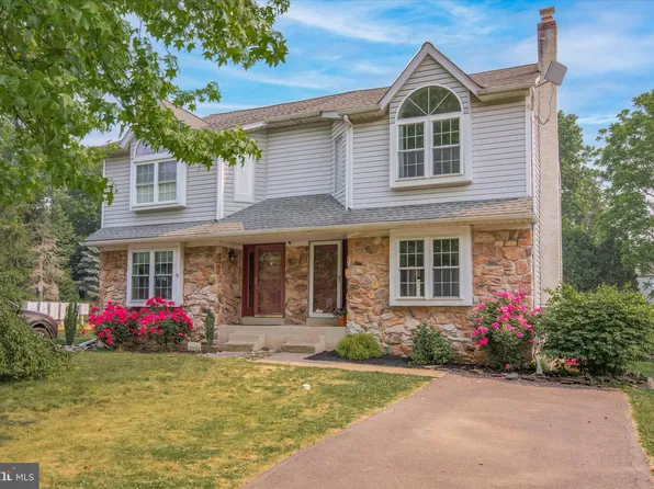 4 Pearl Dr, Doylestown, PA 18901