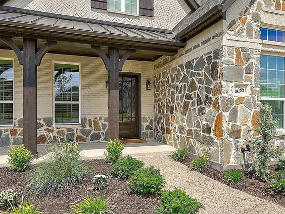 03-FrontPorch.jpg