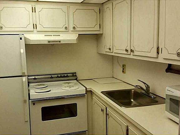 4th image of 262 Markham L #262