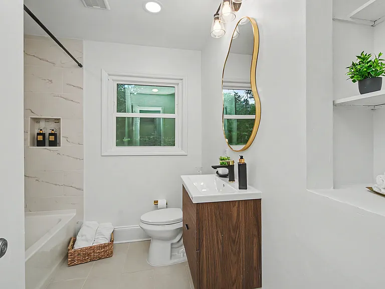 2200 Eastway Dr — Photo 16