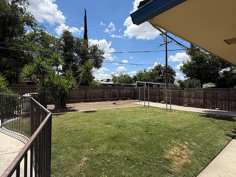 2038 E Ashlan Ave — Photo 36