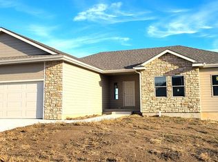 1927 Wheatland Valley Dr, Salina, KS 67401