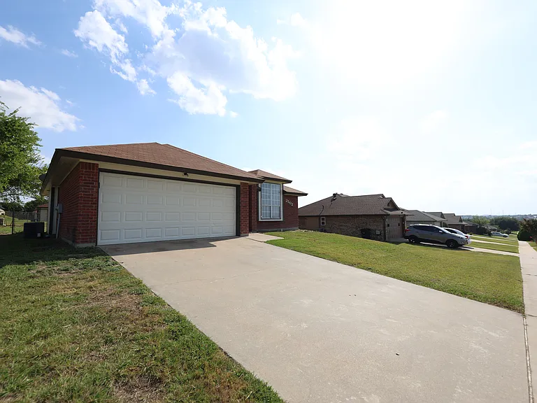 2502 Eastwood Dr — Photo 2