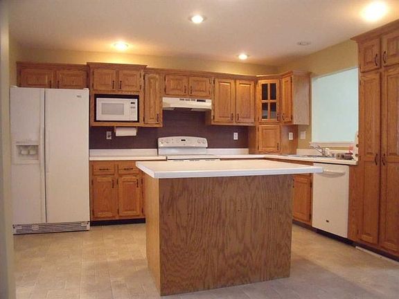 2nd image of 836 Broadmoor Cir
