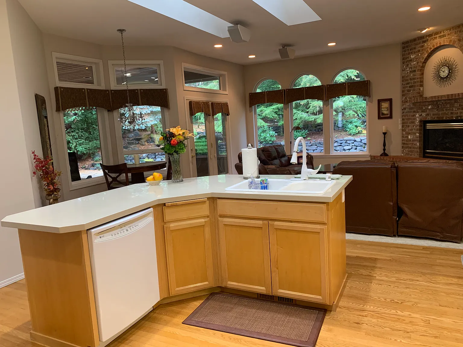 4 bed, 2450 sqft, $5,500 — Photo 4